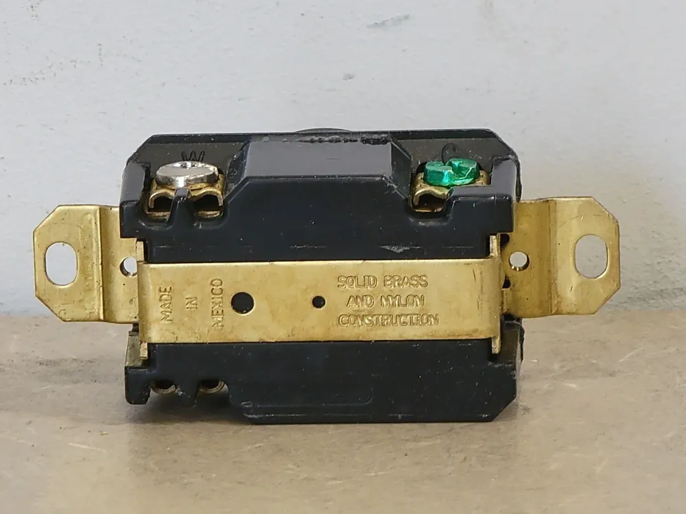 30 Amp 125 Volts Twist Lock Receptacle L530-R