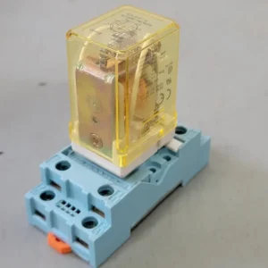 10 Amp Power Relay RR2P-UAC120V w/ Relay Socket Zwart