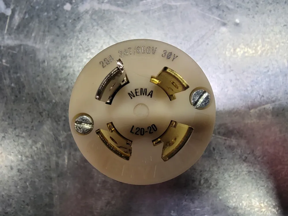 20 Amp Tech-Spec Locking Plug 72020NP met Overspanningsbeveiliging
