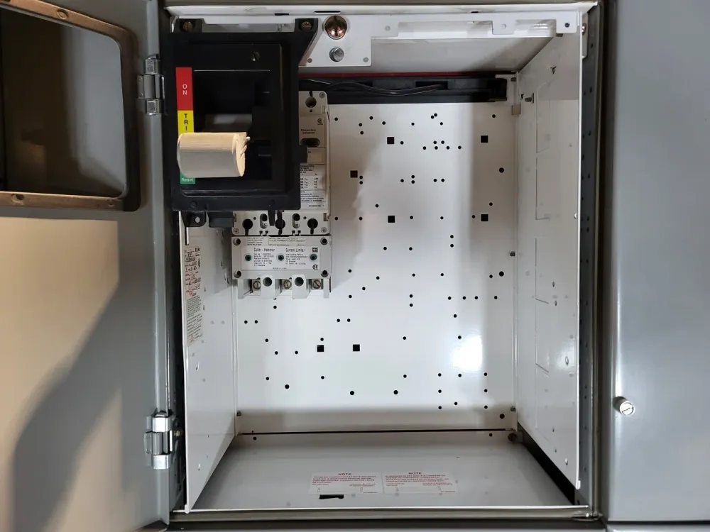 40 Amp MCC Circuit Breaker HFD3040S Bucket Freedom 2100 MCC Frame met Overspanningsbeveiliging