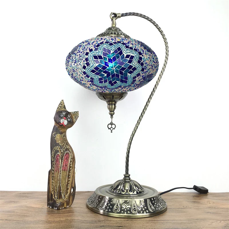 Decoratieve langwerpige nachtlamp met enkele kop, glas--lood tafellamp met gebogen arm geel/blauw/groen inclusief batterijen
