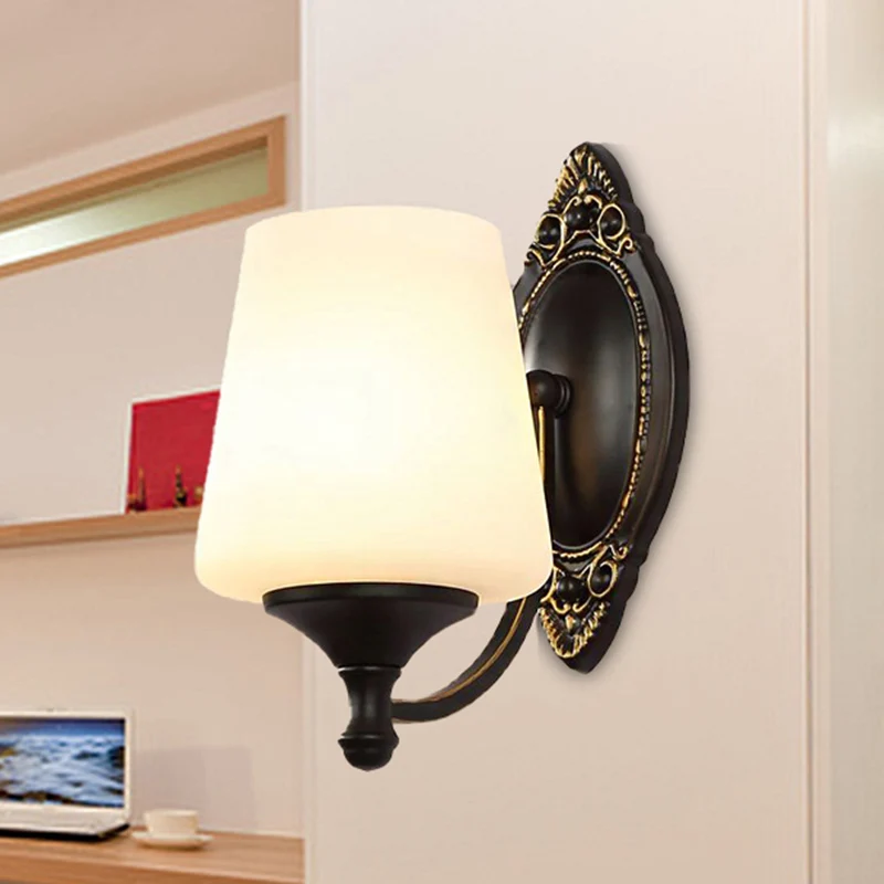 Klassiek conische schanslamp, 1/2-lichts wit glazen wandlamp met metalen gebogen arm zwart