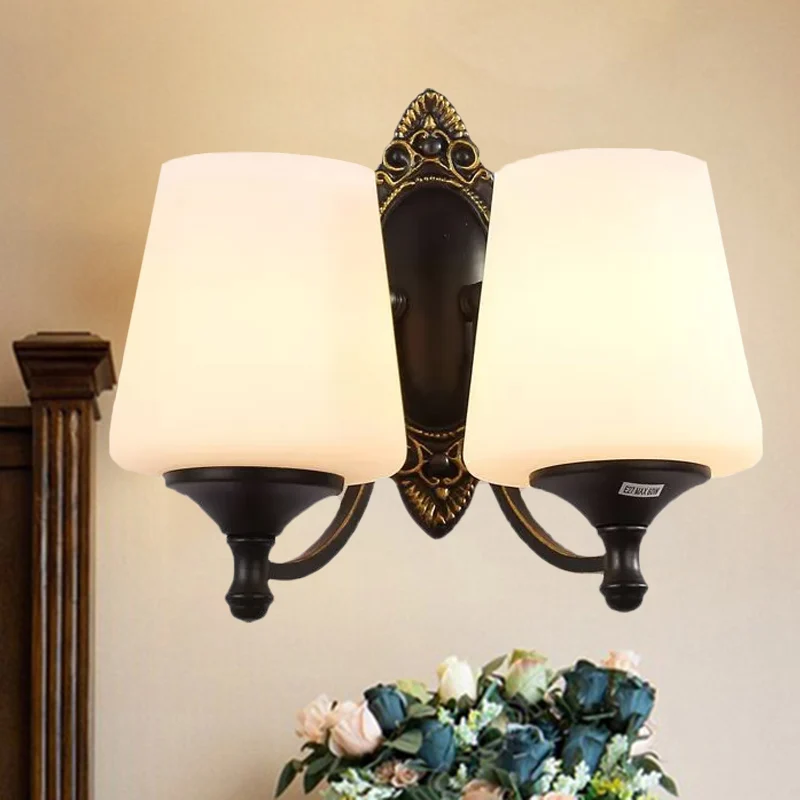 Klassiek conische schanslamp, 1/2-lichts wit glazen wandlamp met metalen gebogen arm zwart