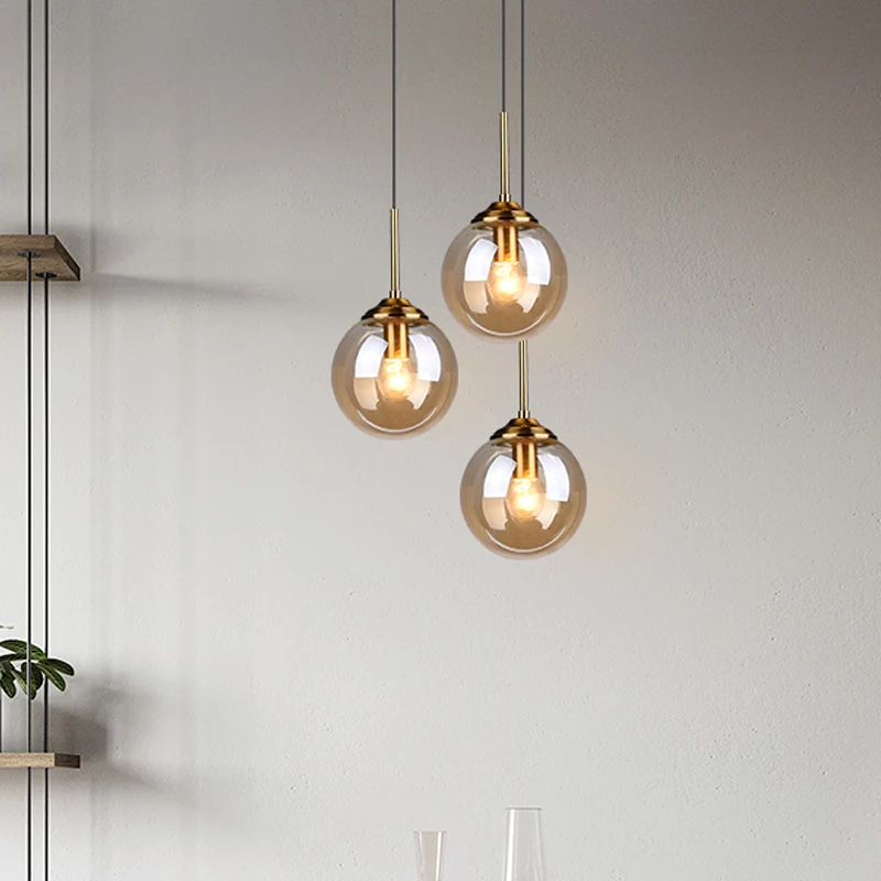 Dimbare Spot 1-lichts eetkamer plafondhanger eenvoudige messing hanglamp met bolvormige amber/rookglazen kap
