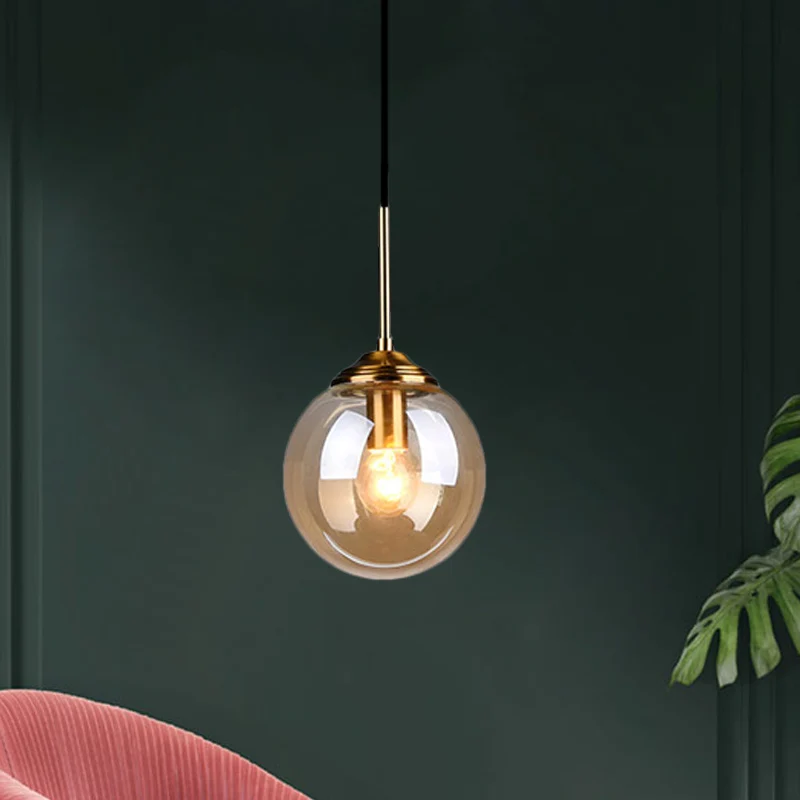 Dimbare Spot 1-lichts eetkamer plafondhanger eenvoudige messing hanglamp met bolvormige amber/rookglazen kap