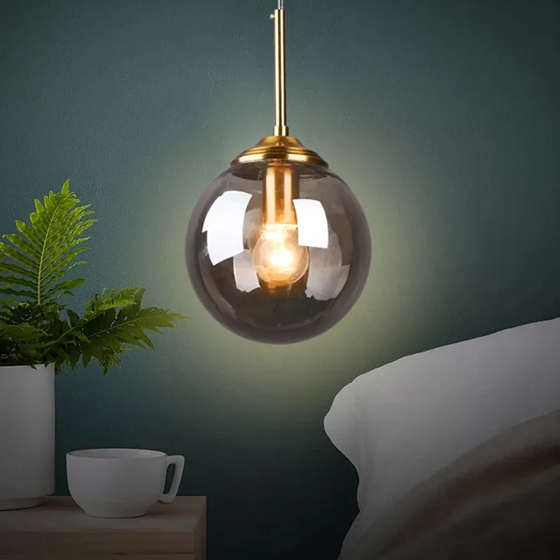 Dimbare Spot 1-lichts eetkamer plafondhanger eenvoudige messing hanglamp met bolvormige amber/rookglazen kap