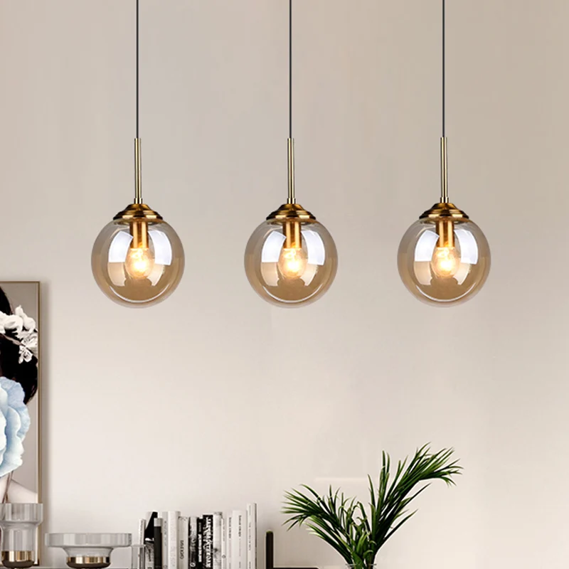 Dimbare Spot 1-lichts eetkamer plafondhanger eenvoudige messing hanglamp met bolvormige amber/rookglazen kap