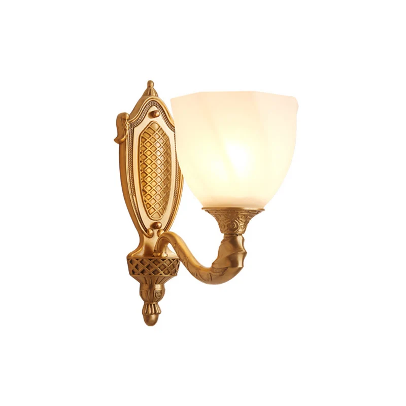 1/2 lichten matglazen wandkandelaar zwak retro gouden koepel instapwandlamp met metalen gescrolde arm