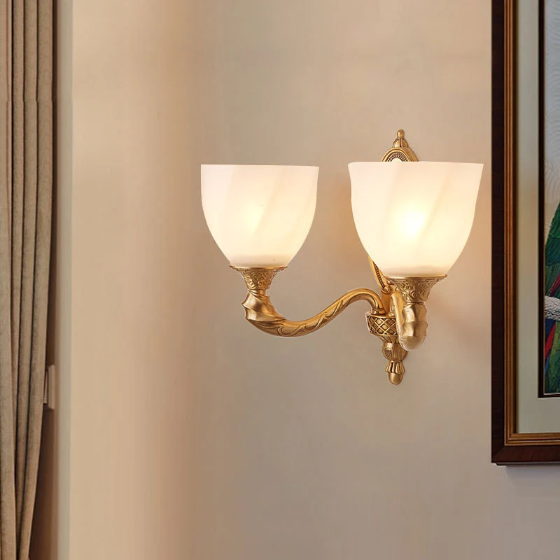 1/2 lichten matglazen wandkandelaar zwak retro gouden koepel instapwandlamp met metalen gescrolde arm