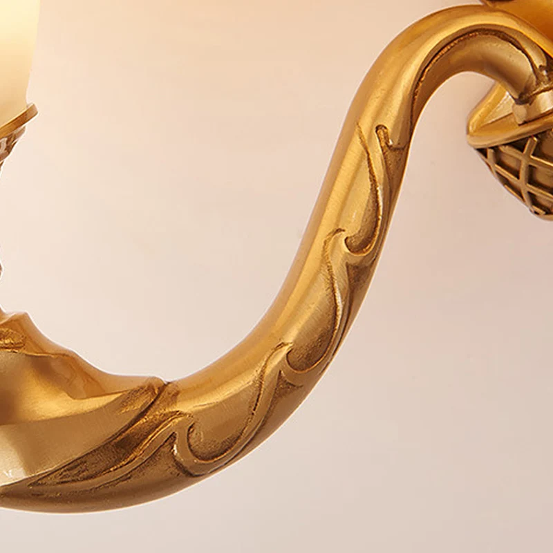 1/2 lichten matglazen wandkandelaar zwak retro gouden koepel instapwandlamp met metalen gescrolde arm
