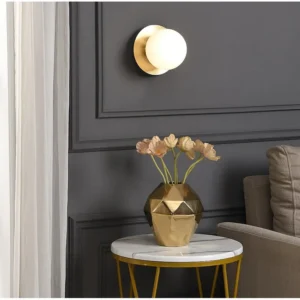 Wandlamp van geborsteld messing en glas - H 16 x L 16 cm - GALENA - Koop nu online
