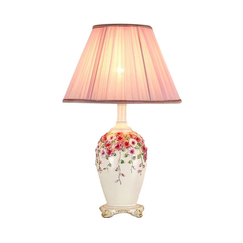 Beige/roze nachtkastje van geplooide stof, conisch, 1 lichts tafellamp pastorale stijl met voet van beschilderd aardewerk...