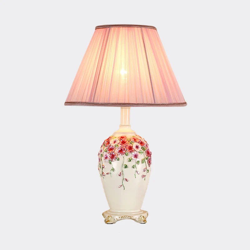 Beige/roze nachtkastje van geplooide stof, conisch, 1 lichts tafellamp pastorale stijl met voet van beschilderd aardewerk...