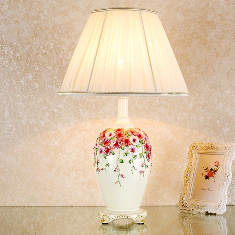 Beige/roze nachtkastje van geplooide stof, conisch, 1 lichts tafellamp pastorale stijl met voet van beschilderd aardewerk...