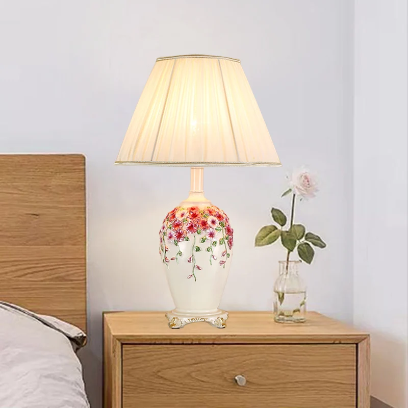Beige/roze nachtkastje van geplooide stof, conisch, 1 lichts tafellamp pastorale stijl met voet van beschilderd aardewerk...