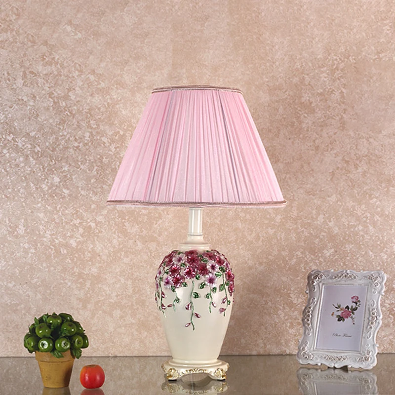 Beige/roze nachtkastje van geplooide stof, conisch, 1 lichts tafellamp pastorale stijl met voet van beschilderd aardewerk...