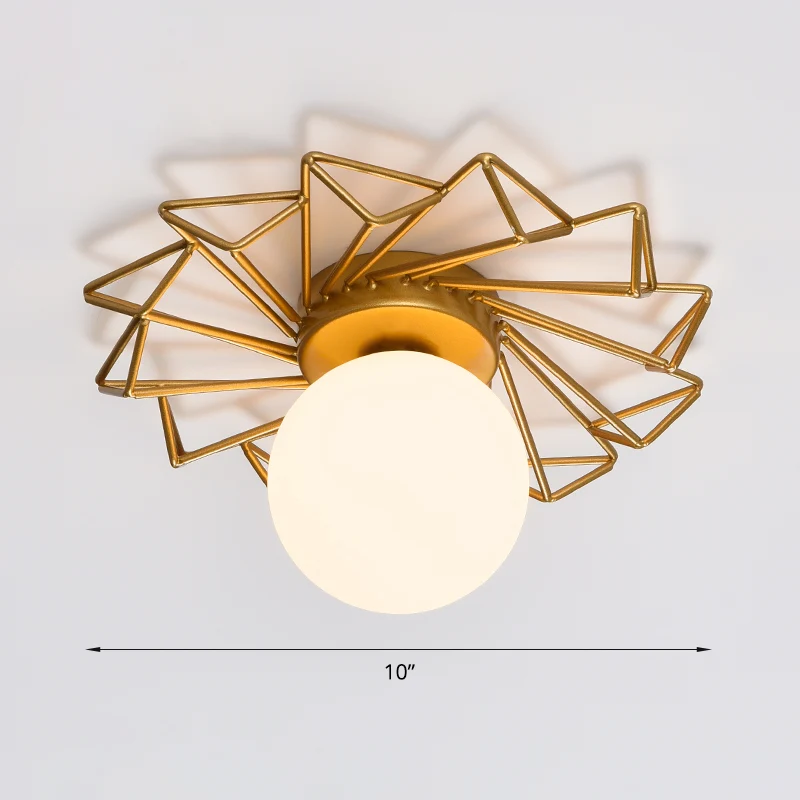 Premium Kwaliteit Slaapkamerplafondlamp met één lamp, postmoderne inbouwlamp met gouden afwerking en balcrèmekleurige glaz...