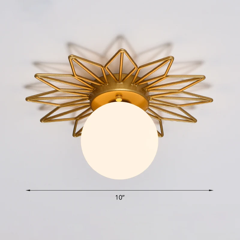 Premium Kwaliteit Slaapkamerplafondlamp met één lamp, postmoderne inbouwlamp met gouden afwerking en balcrèmekleurige glaz...