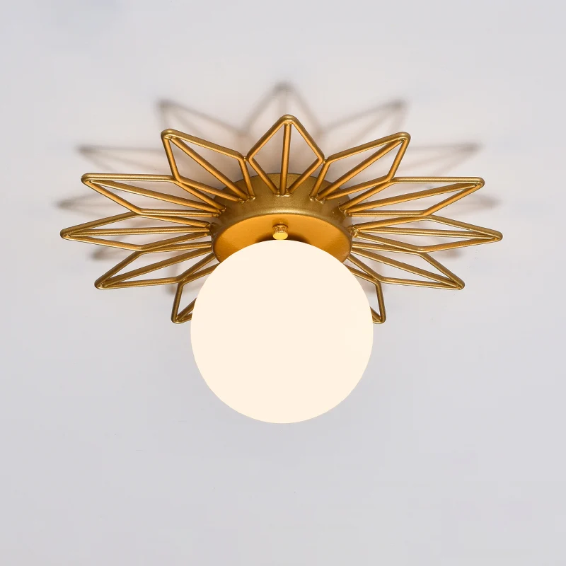 Premium Kwaliteit Slaapkamerplafondlamp met één lamp, postmoderne inbouwlamp met gouden afwerking en balcrèmekleurige glaz...