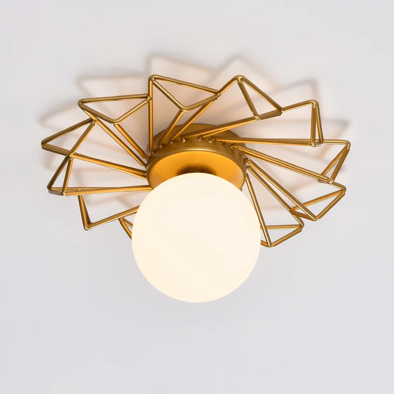 Premium Kwaliteit Slaapkamerplafondlamp met één lamp, postmoderne inbouwlamp met gouden afwerking en balcrèmekleurige glaz...