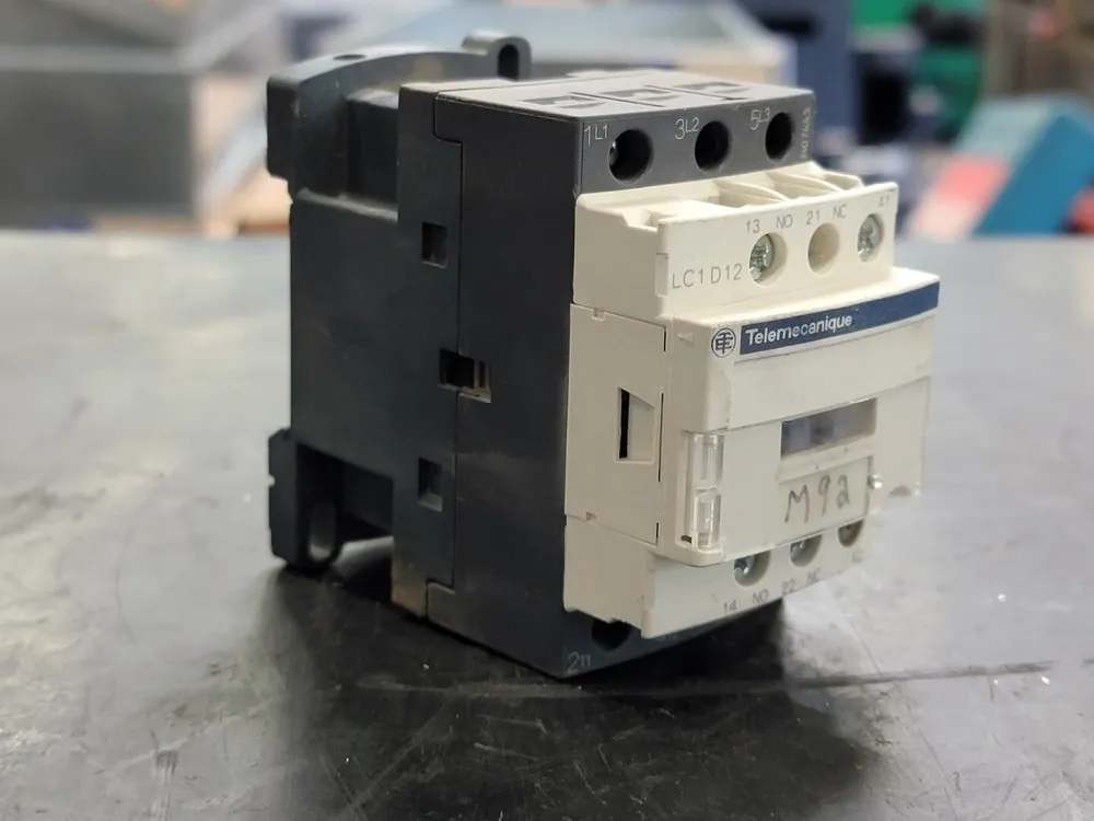 Opbouw 12 Amp, 3 Pole, 1NO + 1NC Contactor LC1D12