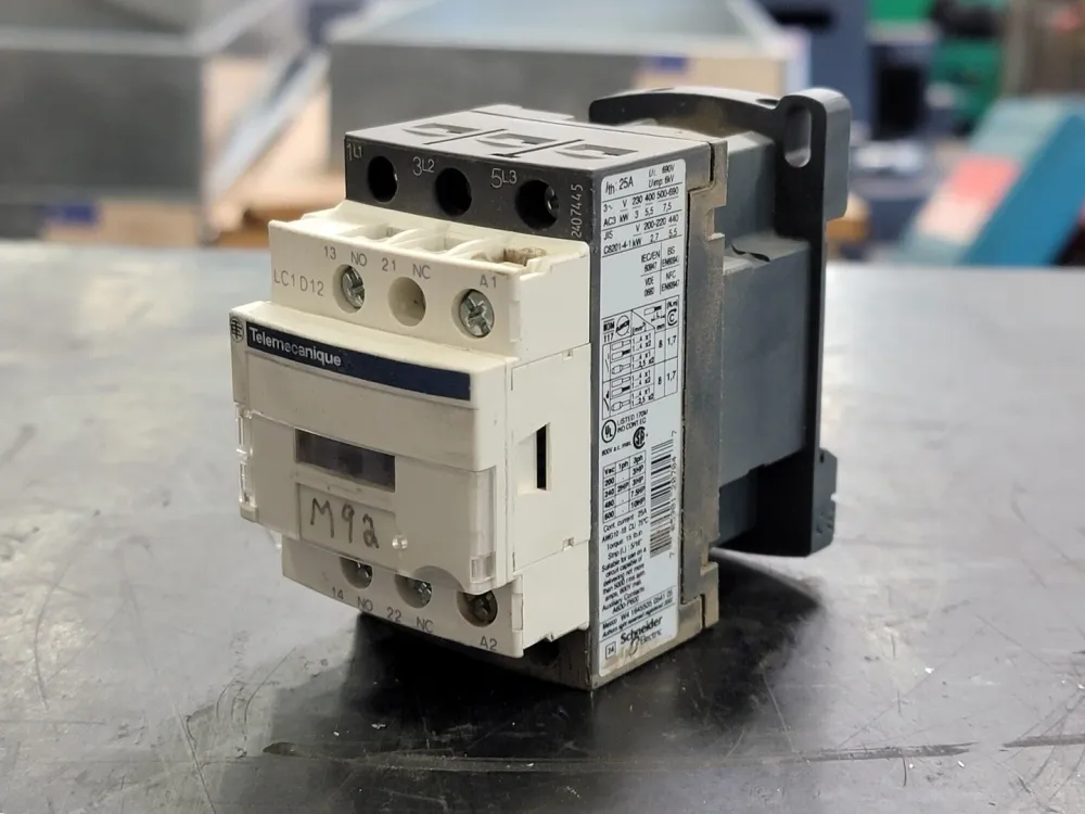 Opbouw 12 Amp, 3 Pole, 1NO + 1NC Contactor LC1D12