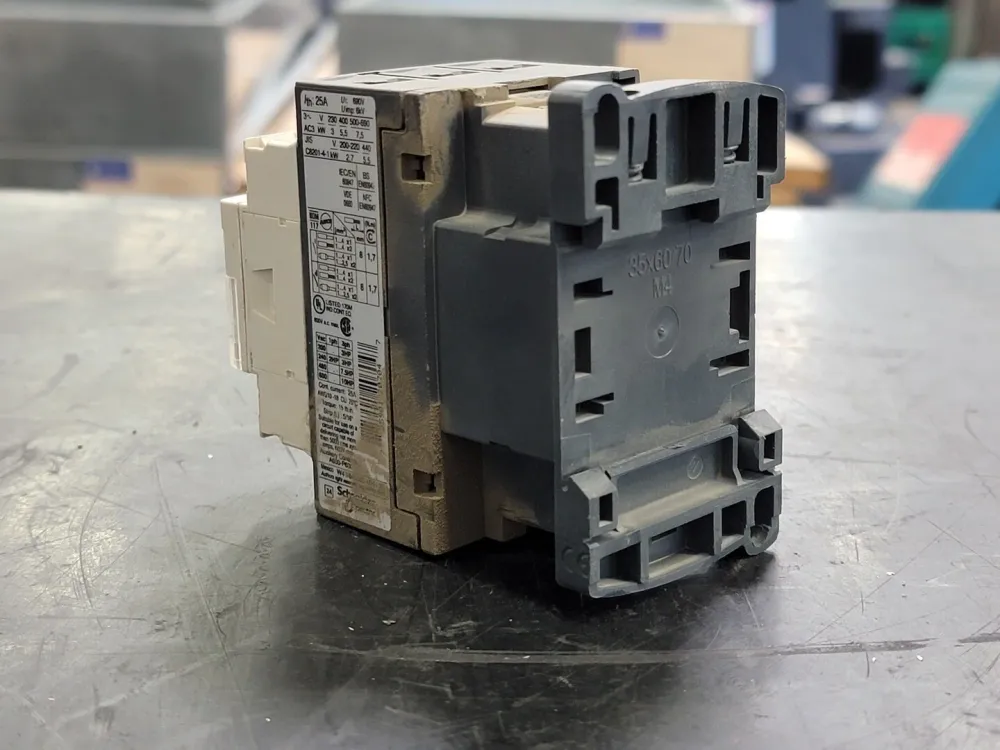 Opbouw 12 Amp, 3 Pole, 1NO + 1NC Contactor LC1D12