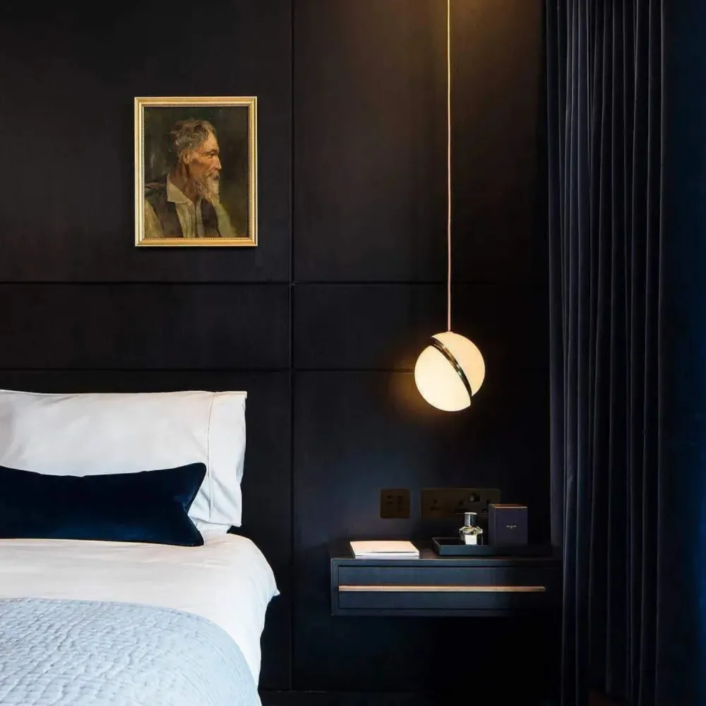 Bol Hanglamp met Gouden Accenten – Moderne Woonkamer Lamp