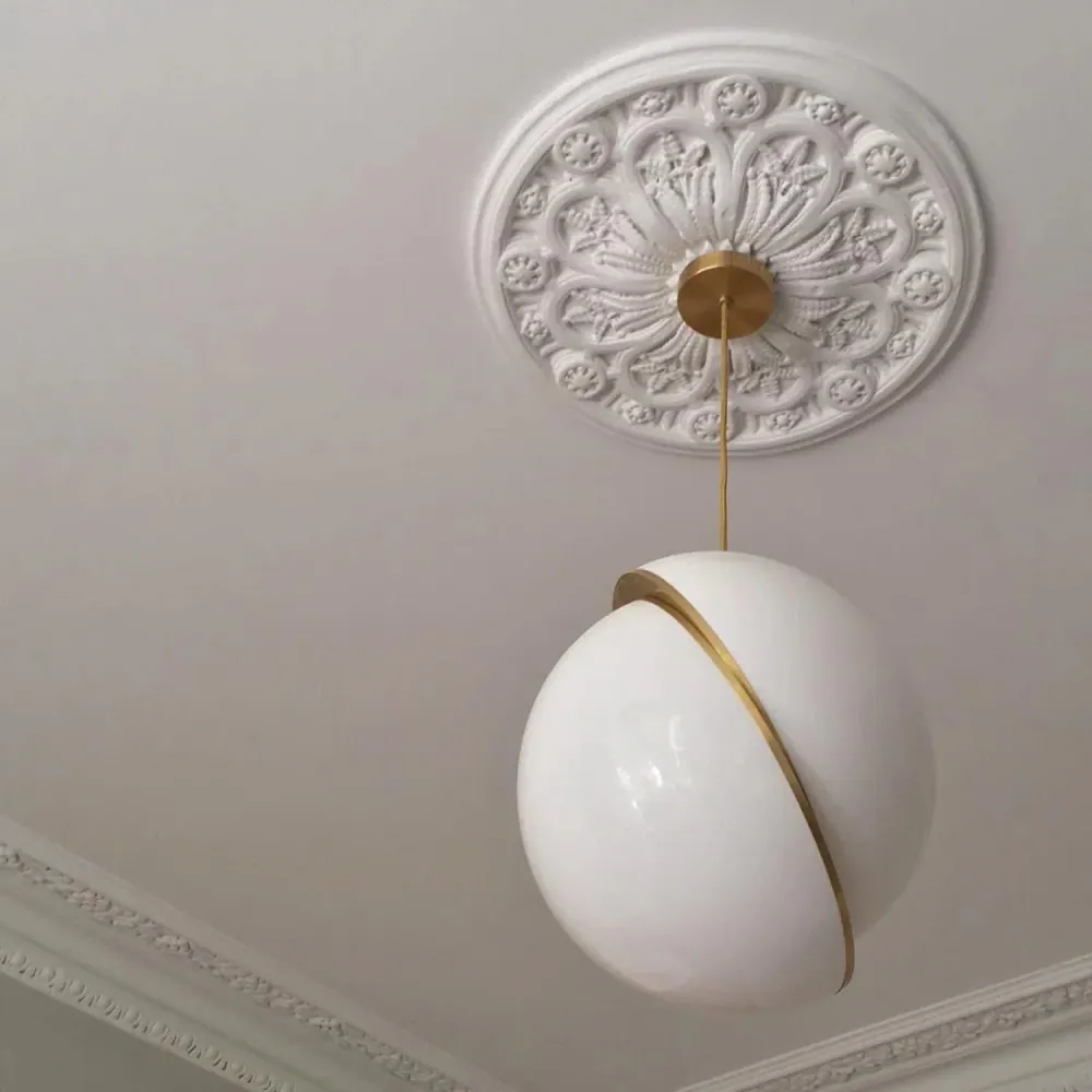 Bol Hanglamp met Gouden Accenten – Moderne Woonkamer Lamp