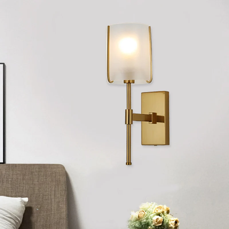 1-kops metalen wandverlichting Traditionele gouden rechte arm slaapkamer LED-wandmontagelamp met matglazen kap Clearhalo
