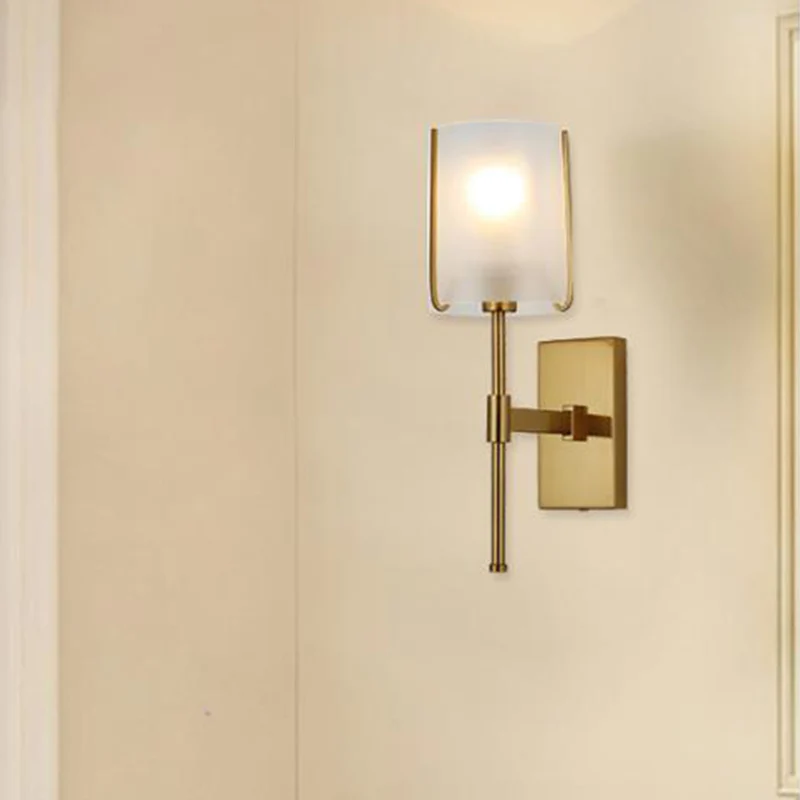 1-kops metalen wandverlichting Traditionele gouden rechte arm slaapkamer LED-wandmontagelamp met matglazen kap Clearhalo