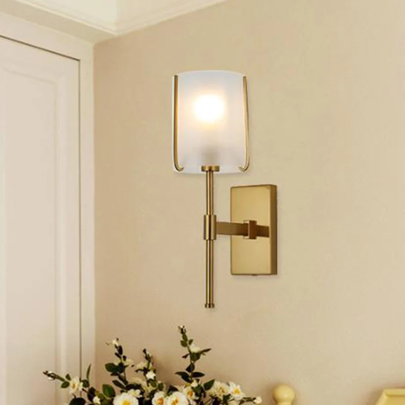 1-kops metalen wandverlichting Traditionele gouden rechte arm slaapkamer LED-wandmontagelamp met matglazen kap Clearhalo