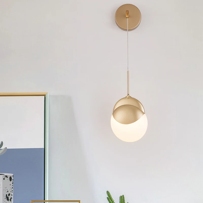 1-lamps woonkamer wandlamp moderne gouden schanslamp met ronde melkglazen kap Clearhalo