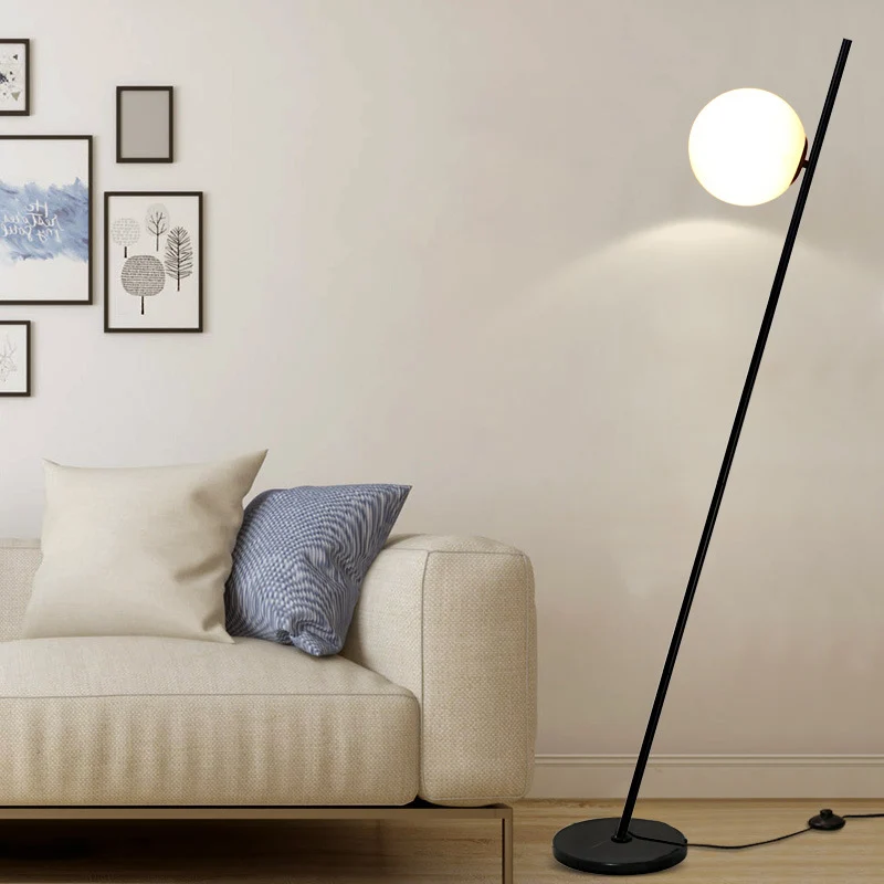 1-lichte slaapkamer vloerlamp Minimalistische zwarte lineaire staande vloerlamp met bol opaalwitte glazen kap Clearhalo