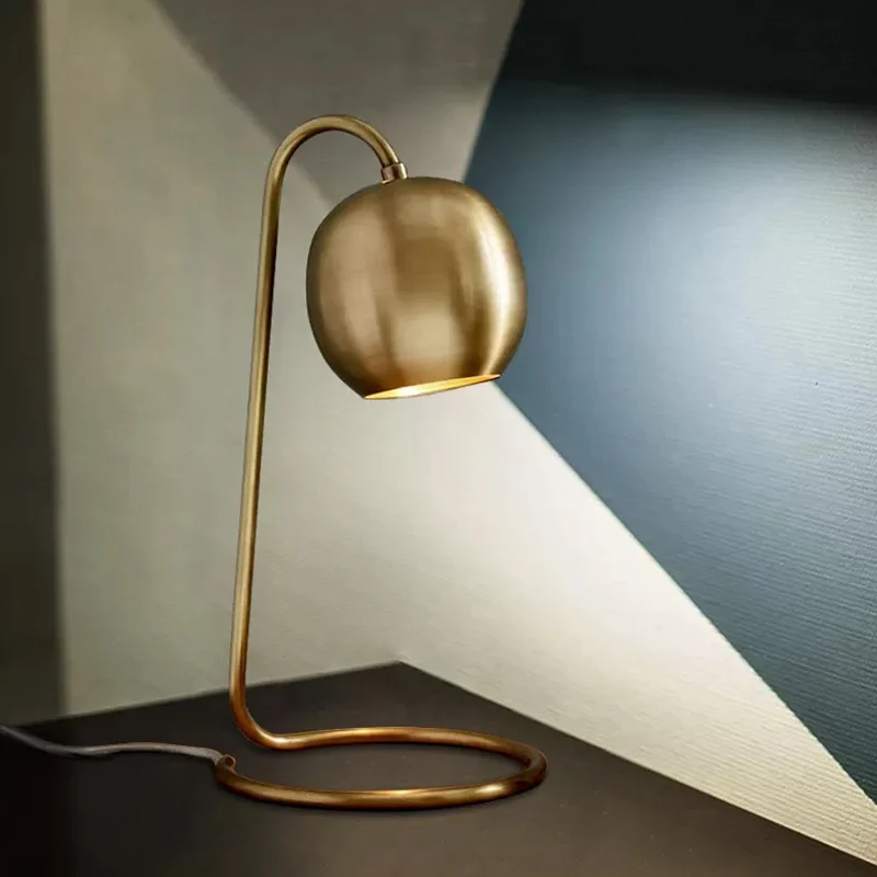 1-lichts bolvormig nachtkastje Verlichting kolonialisme Gouden metallic nachtlampje met cirkelvormige voet Clearhalo