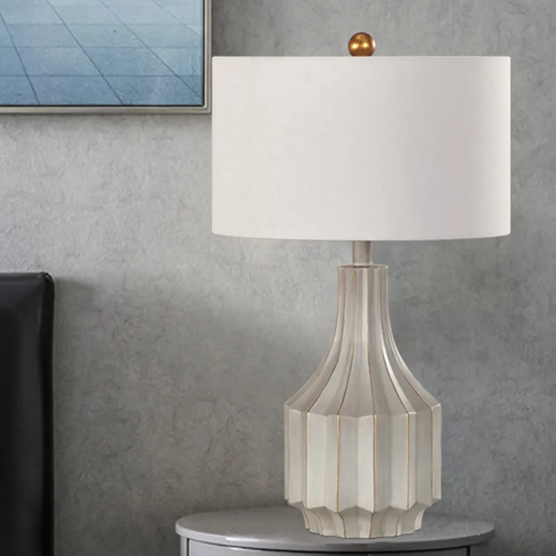 1-lichts Drum tafellamp Countryside wit/beige stoffen leesboekverlichting met geribbelde vaasbasis Clearhalo
