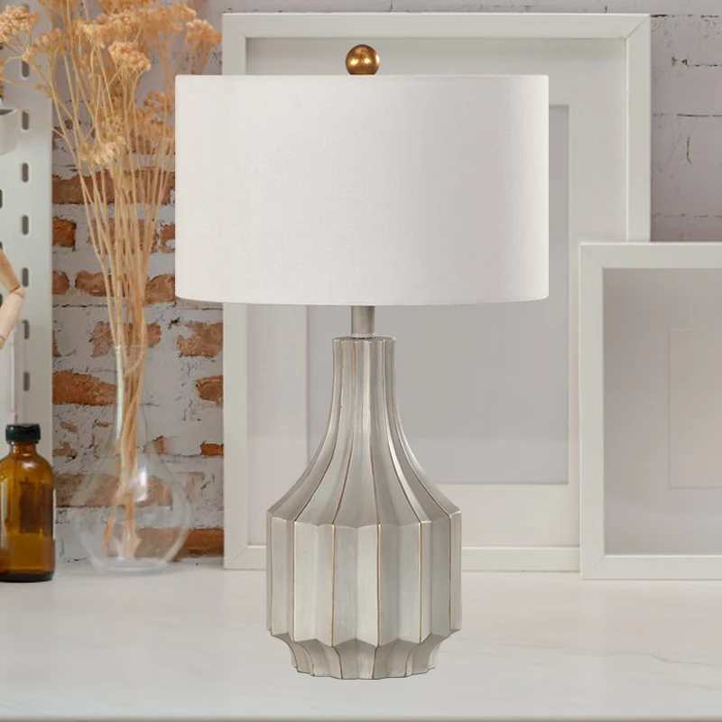 1-lichts Drum tafellamp Countryside wit/beige stoffen leesboekverlichting met geribbelde vaasbasis Clearhalo