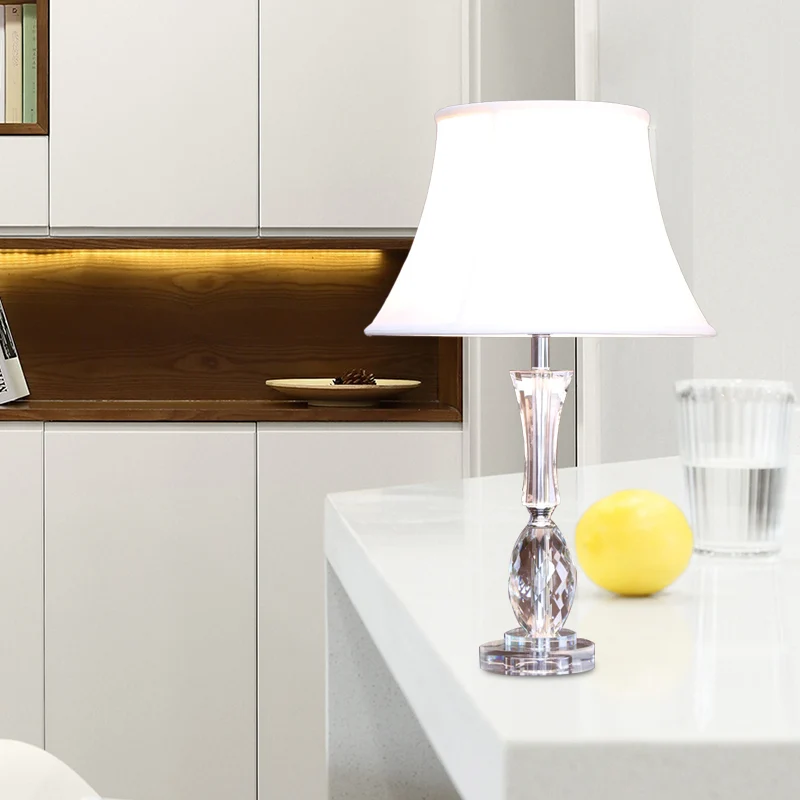 1-lichts Empire Shade Tafellamp Traditionalisme Witte stoffen nachtlamp met kristallen voet Clearhalo