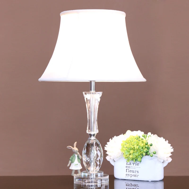 1-lichts Empire Shade Tafellamp Traditionalisme Witte stoffen nachtlamp met kristallen voet Clearhalo