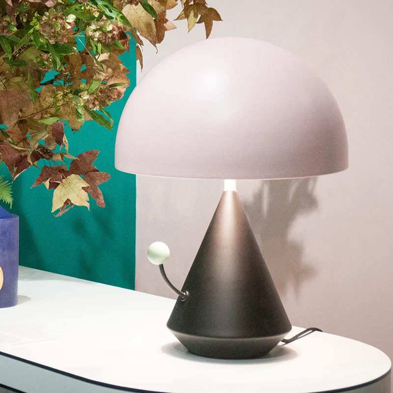 1-lichts nachtkastje, moderne zwart-roze bureaulamp met koepelvormige metalen kap Clearhalo