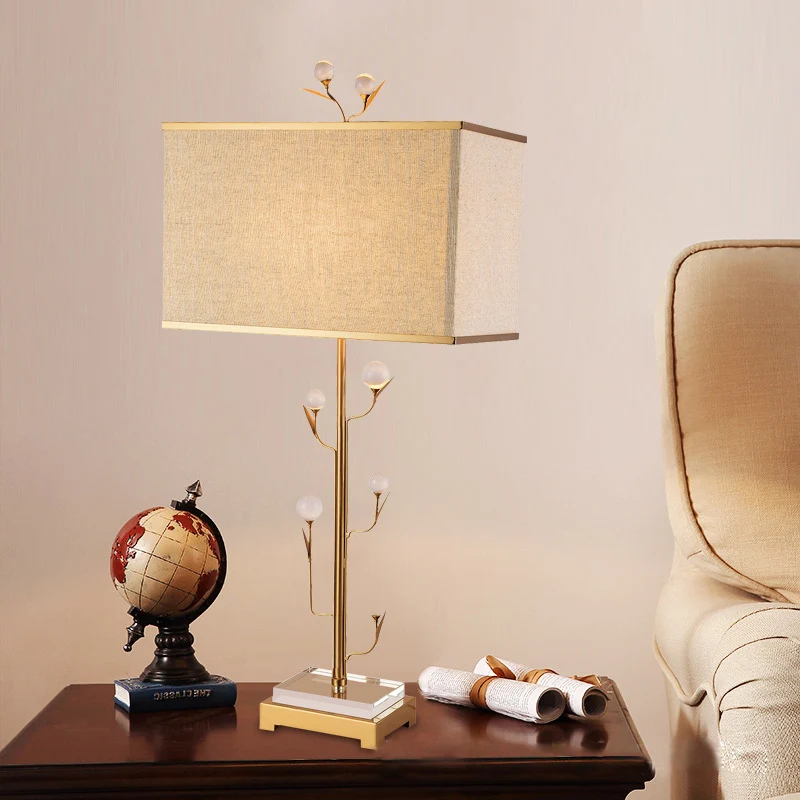 1-lichts rechthoekig tafellampje, vintage beige stoffen nachtlampje met gouden staaf en kristallen bol Clearhalo