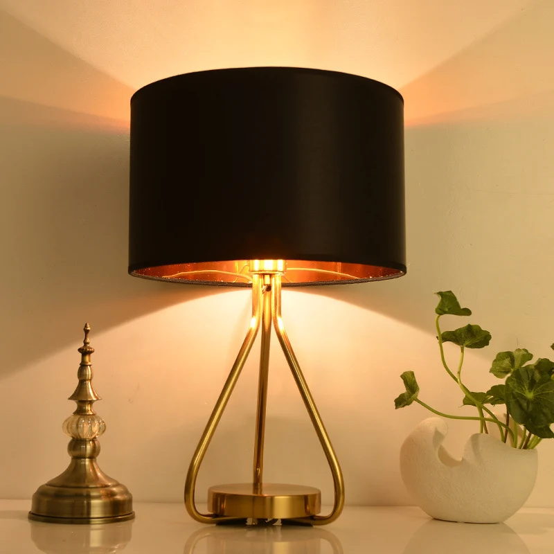 1-lichts stoffen bureaulamp, traditionele stijl, zwart/wit, trommel, slaapkamerleeslamp met metalen voet Clearhalo