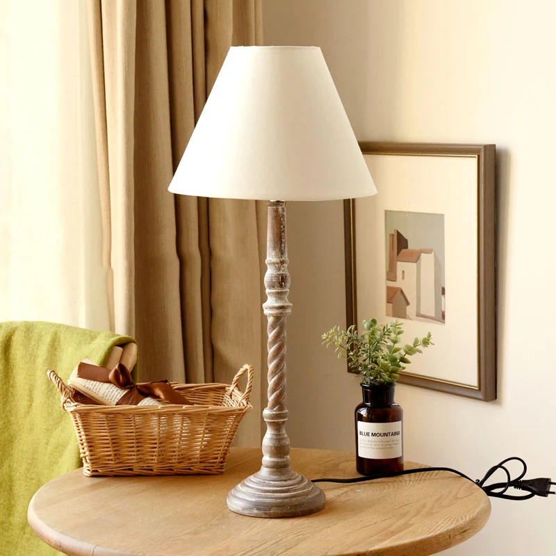 1-lichts stoffen bureaulamp Traditionele witte tonvormige slaapkamerleeslamp met houten voet Clearhalo