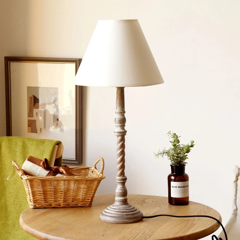 1-lichts stoffen bureaulamp Traditionele witte tonvormige slaapkamerleeslamp met houten voet Clearhalo