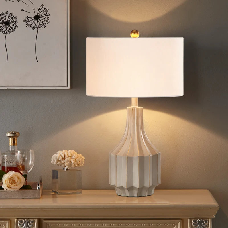 1-lichts stoffen tafellamp Lodge beige/wit rond nachtkastje voor slaapkamer met potvoet Clearhalo