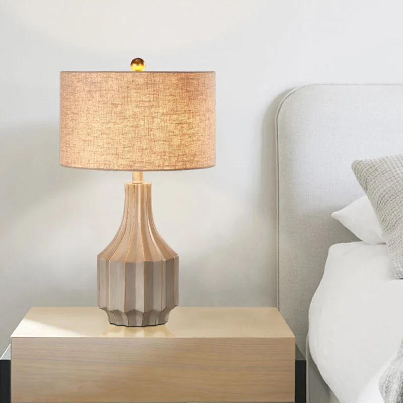 1-lichts stoffen tafellamp Lodge beige/wit rond nachtkastje voor slaapkamer met potvoet Clearhalo