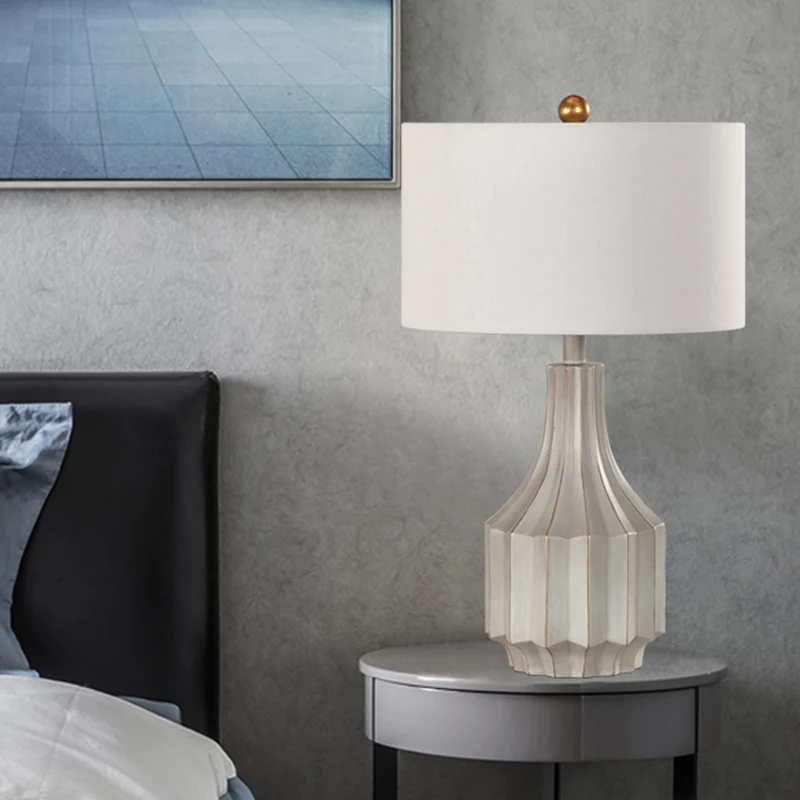1-lichts stoffen tafellamp Lodge beige/wit rond nachtkastje voor slaapkamer met potvoet Clearhalo