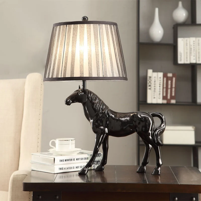 1-lichts taps toelopende tafellamp antiek witte stoffen bureaulamp met dierenvoet Clearhalo