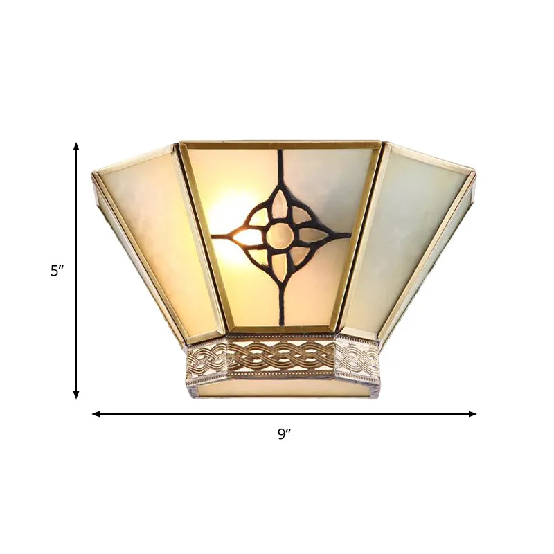 1-lichts wandkandelaar conisch wit matglas retro wandmontage verlichting met goud draaiend patroon Clearhalo