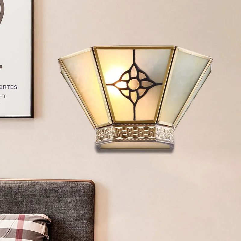 1-lichts wandkandelaar conisch wit matglas retro wandmontage verlichting met goud draaiend patroon Clearhalo